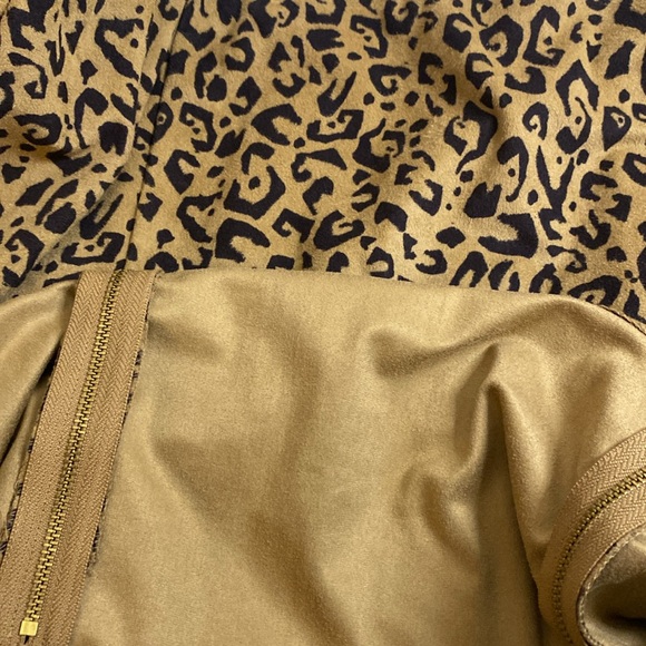 Chico’s BLACK LABEL Cheetah Print
Printed Faux-Suede Skirt Zipper Accents Size 1 - Picture 7 of 9